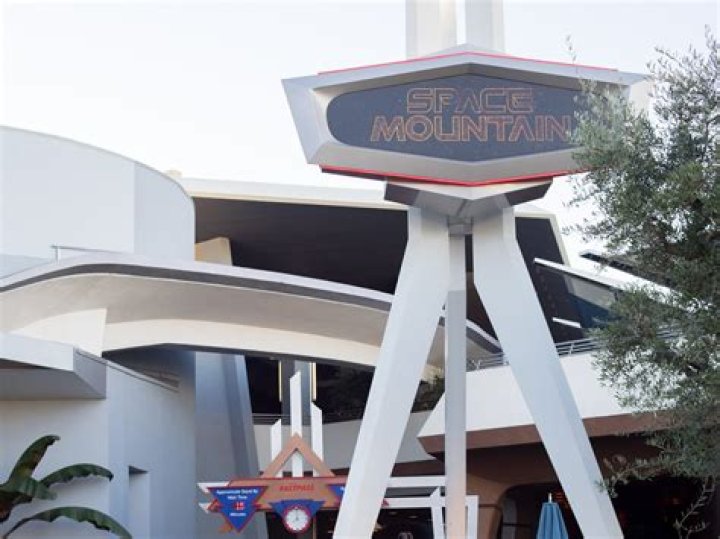 Are there any loops on Space Mountain? – Celebrity