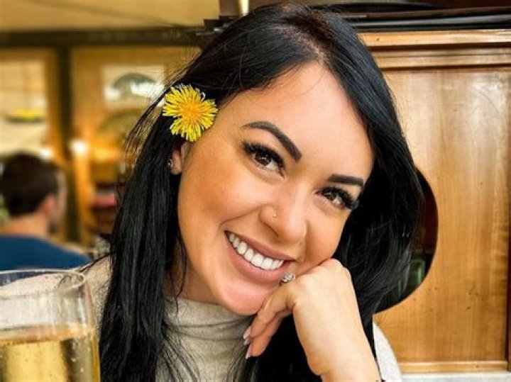 Imaray Ulloa in Bathing Suit Says "Find the Two Mistakes" — Celebwell