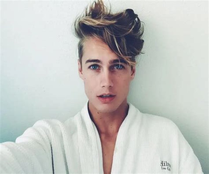 Neels Visser Biography - Facts, Childhood, Family Life & Achievements