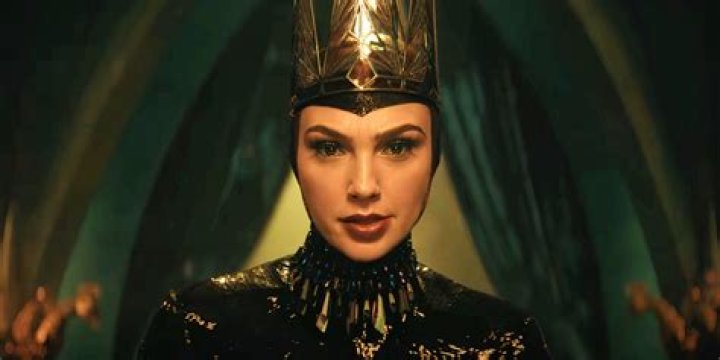 What does the wicked queen say to the mirror in Snow White? – Celebrity